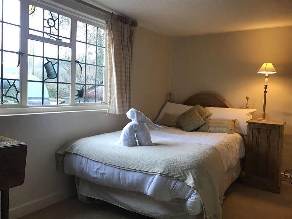 The Nobody Inn Christow Bagian luar foto